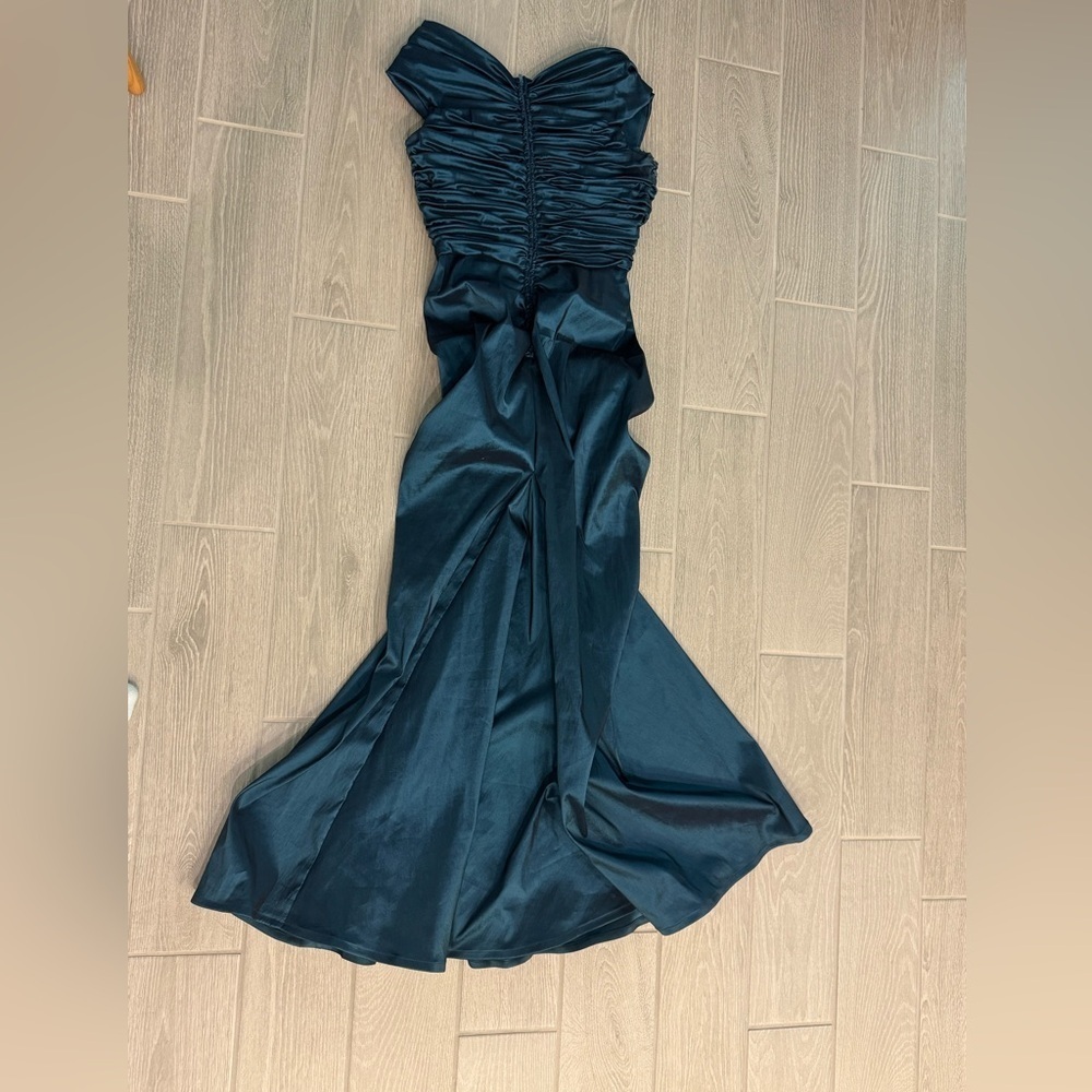 TADASHI SHOJI Iridescent Teal Ruched Formal Gown With Brooch Accent Size 8P - Picture 4 of 9